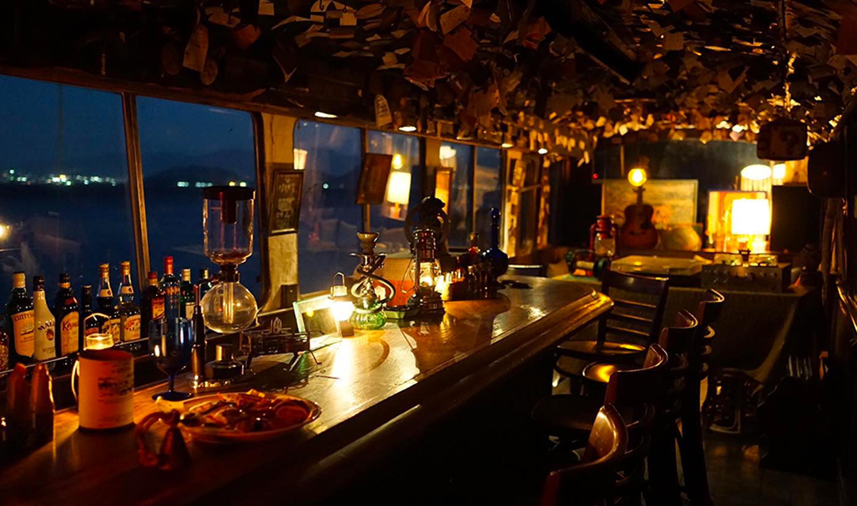 The Old Bus：天井に無数の名刺が貼ってありおしゃれな内装