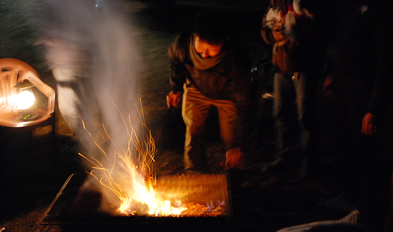焚火が火の子を爆いて舞う